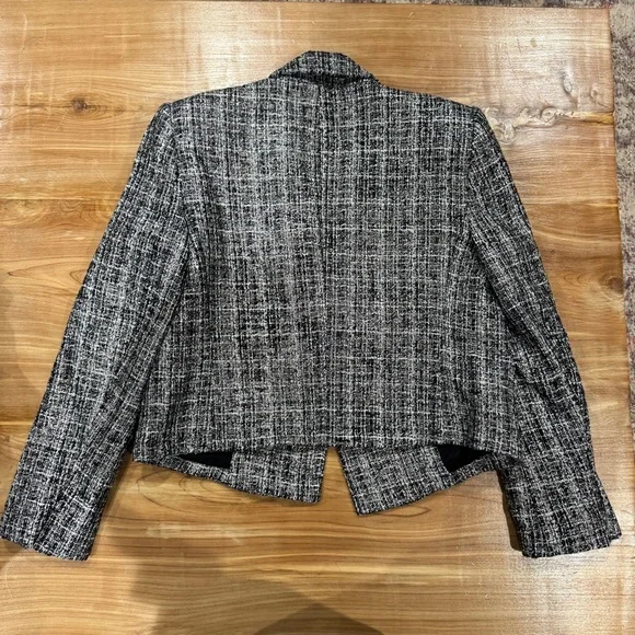 Zara Women's Elegant Black and Gray Blazer - Picture 6 of 6
